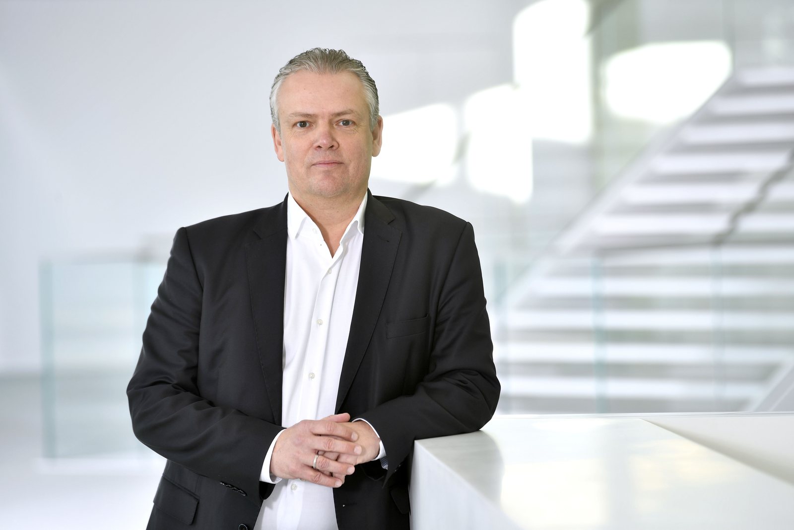 Thomas Bümsen, founder of KT11 Venture, in a light architectural interior